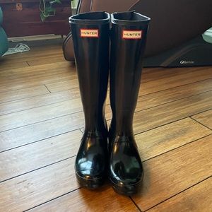 Hunter Rain boots size 10, adjustable back, high gloss only worn once.